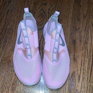 Nike running shoe brand new size 7 Y